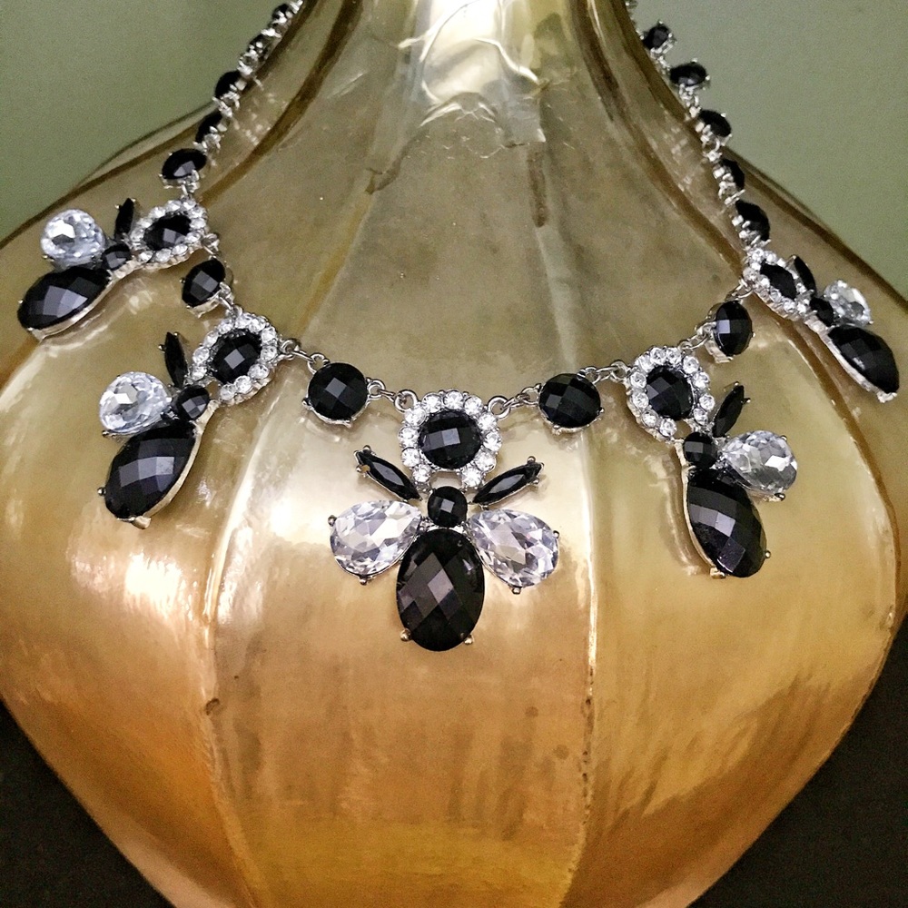 A beautiful NEW necklace bumble bees with stones - Picture 1 of 3